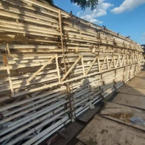 Treliças de ferro com comprimento de 11,50m e altura de 0,60m